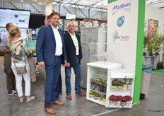 Martijn Bruin en Rob Franken van Modiform presenteren de nieuwe tray die gemaakt is van plastic gemaakt van de binnenkant van een koelkast en potten die gemaakt zijn uit consumentenplastic, zoals yoghurt bekers. Ze presenteerde hun product in de stand van Griffioen.